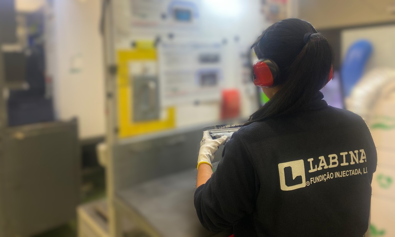 Colaboradora Labina na fábrica